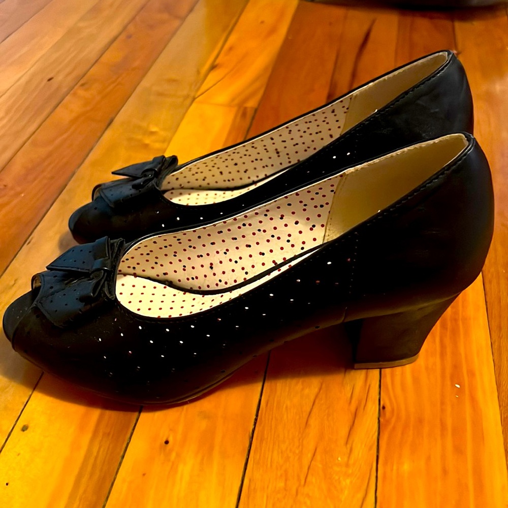 Very pretty open-toe block heel shoes in vegan leather